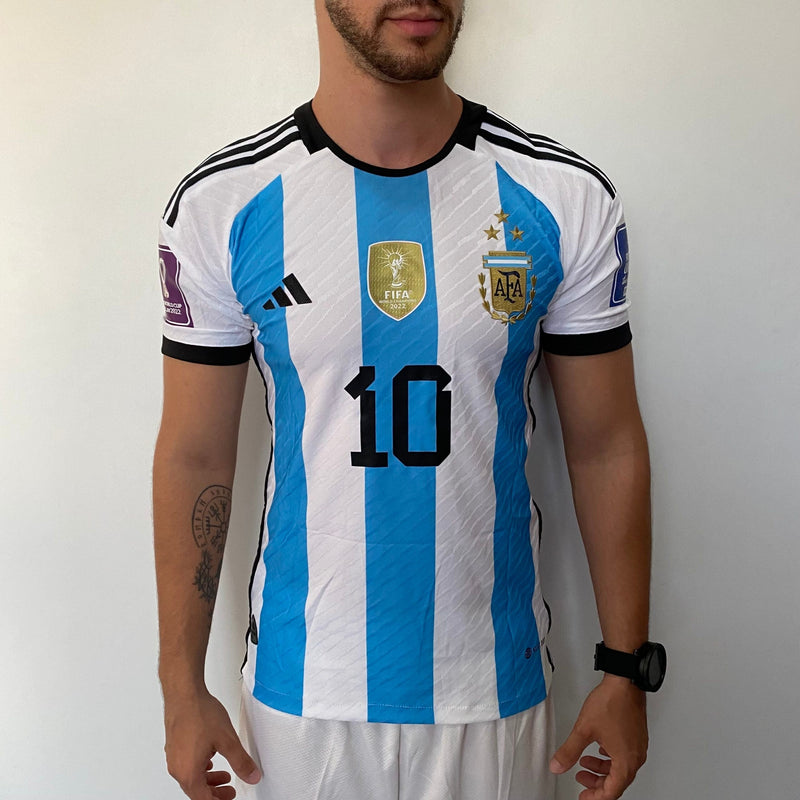 Camisa Argentina Home – Campeão Mundial – (2) Patch Copa do Mundo Catar – 3 Estrelas – Messi 10 – 2023 Adidas – Versão Jogador