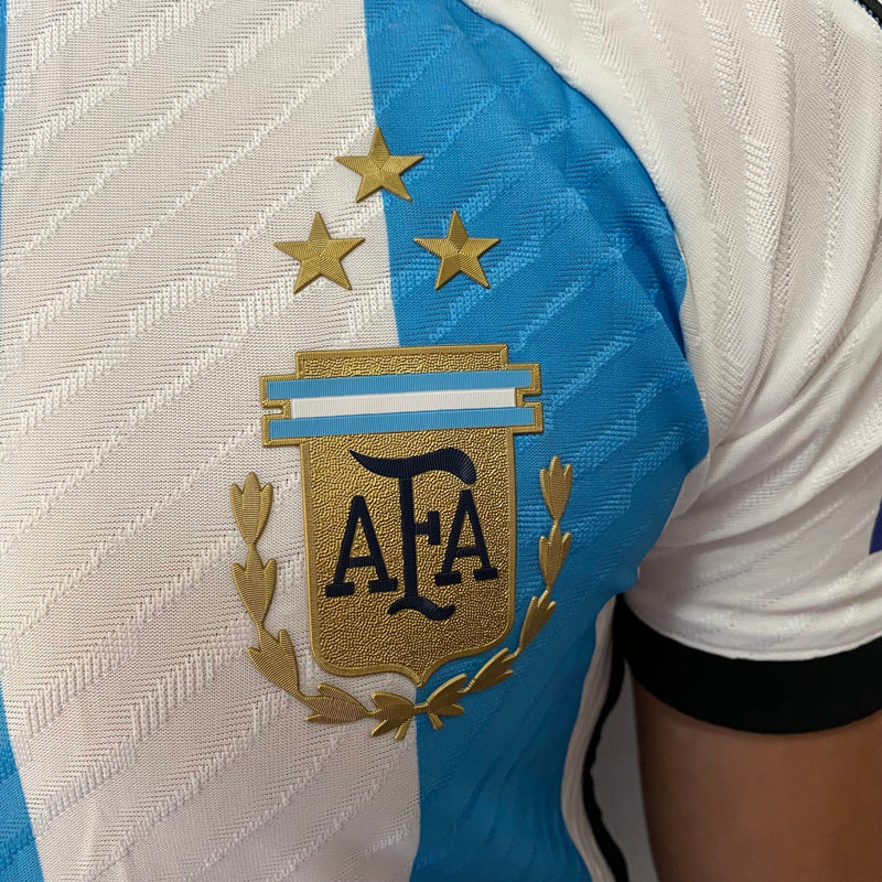 Camisa Argentina Home – Campeão Mundial – (2) Patch Copa do Mundo Catar – 3 Estrelas – Messi 10 – 2023 Adidas – Versão Jogador