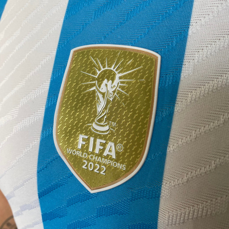 Camisa Argentina Home – Campeão Mundial – (2) Patch Copa do Mundo Catar – 3 Estrelas – Messi 10 – 2023 Adidas – Versão Jogador