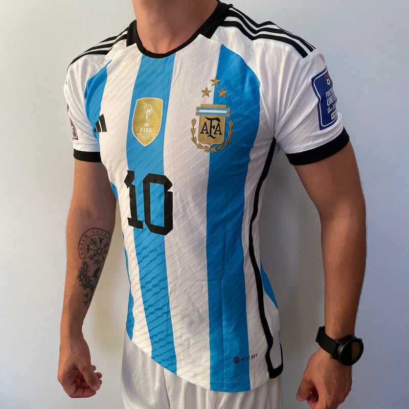 Camisa Argentina Home – Campeão Mundial – (2) Patch Copa do Mundo Catar – 3 Estrelas – Messi 10 – 2023 Adidas – Versão Jogador